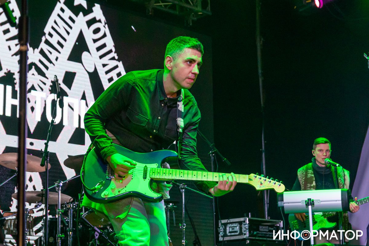 На всю площадь громко играла музыка На всю площадь громко играла музыка