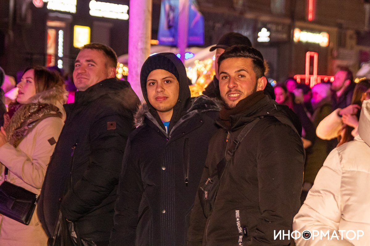 В центре города собралось много людей В центре города собралось много людей