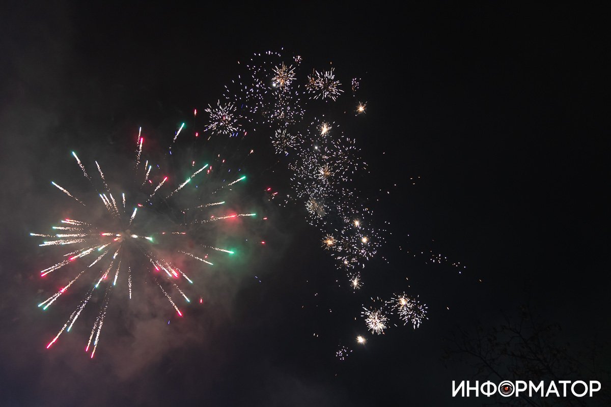 Яркие огни охватили небо Яркие огни охватили небо