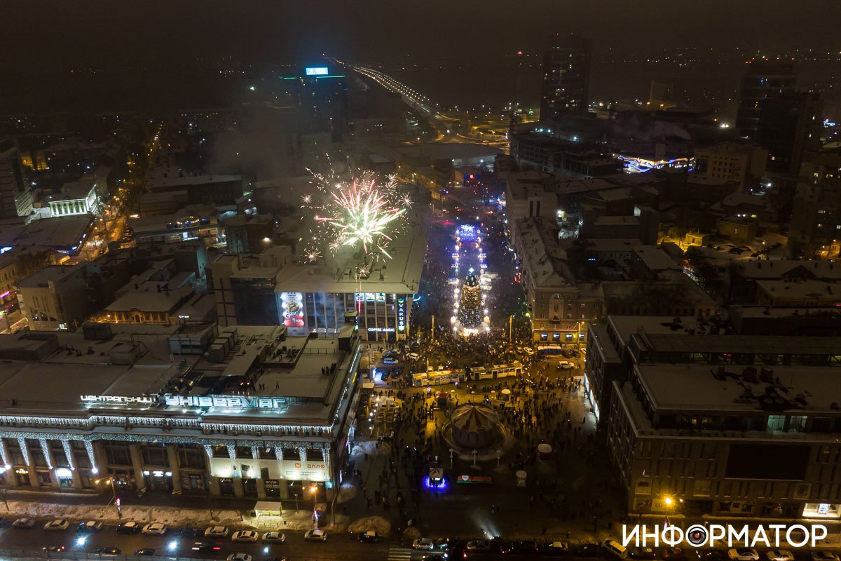 В небе засияли цветы из салютов В небе засияли цветы из салютов