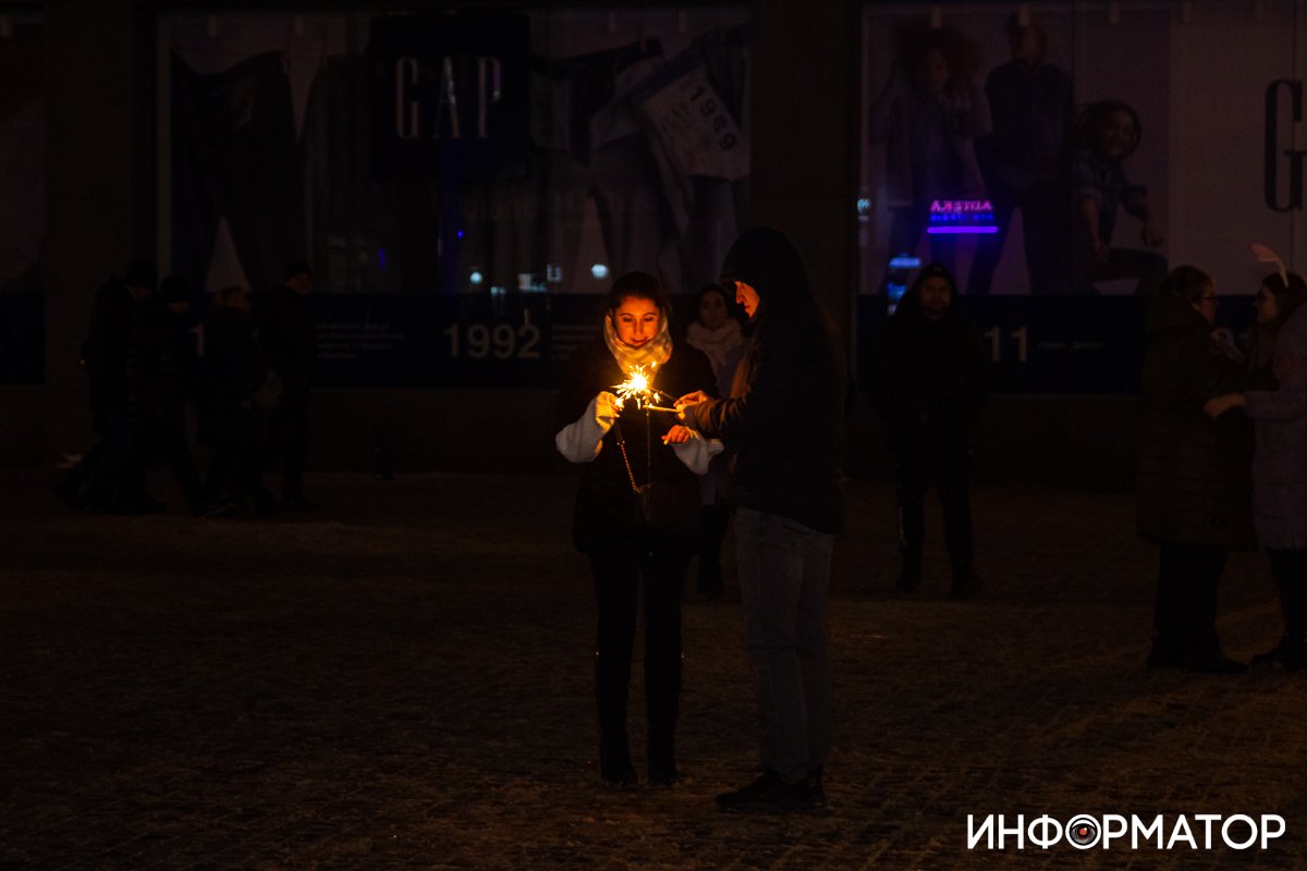 Держит магию в руках 