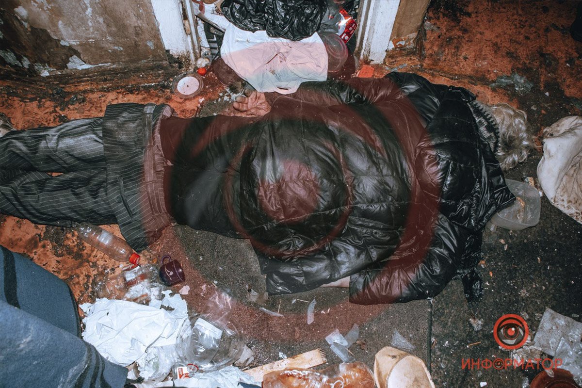 Мужчина со своим другом пили самогон