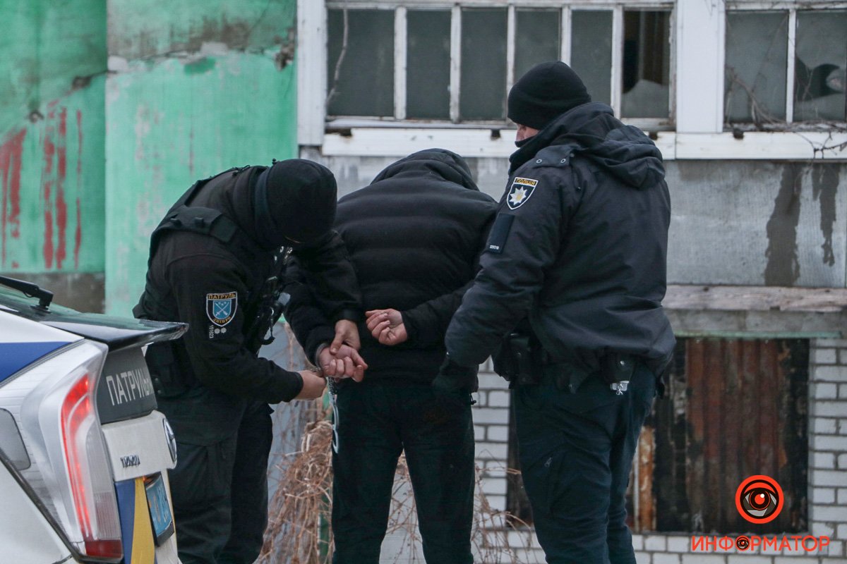 Выйдя из машины, мужчина начал вести себя совсем неадекватно