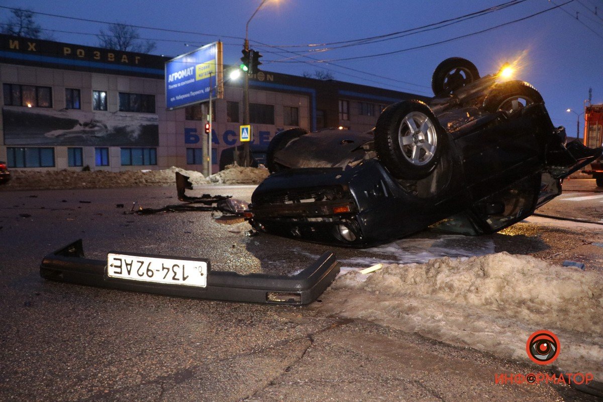 В синем Volkswagen находилась семья из трех человек: мать в тяжелом состоянии