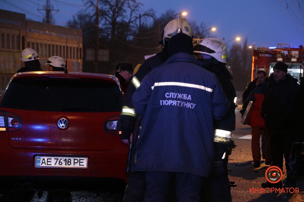 Спасателям пришлось вырезать людей из перевернувшегося авто