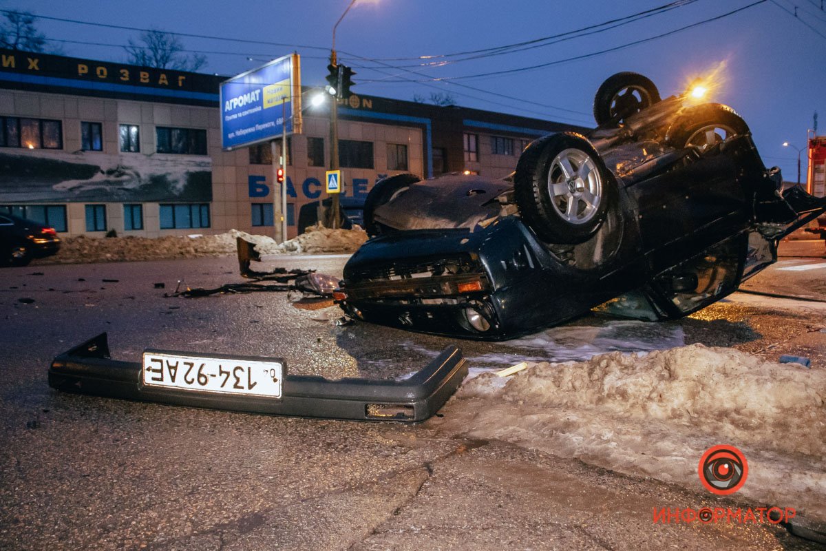 От удара перевернулся Volkswagen с семьей в салоне