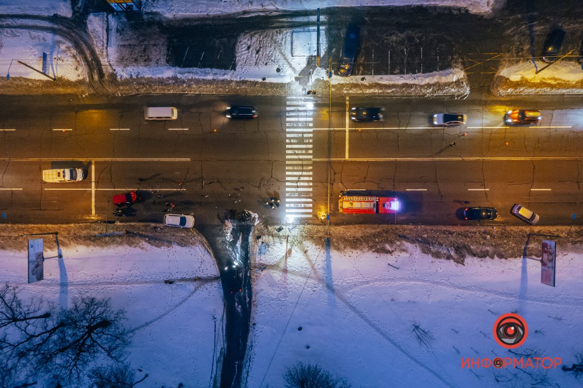 На месте происшествия работают сотрудники ГСЧС