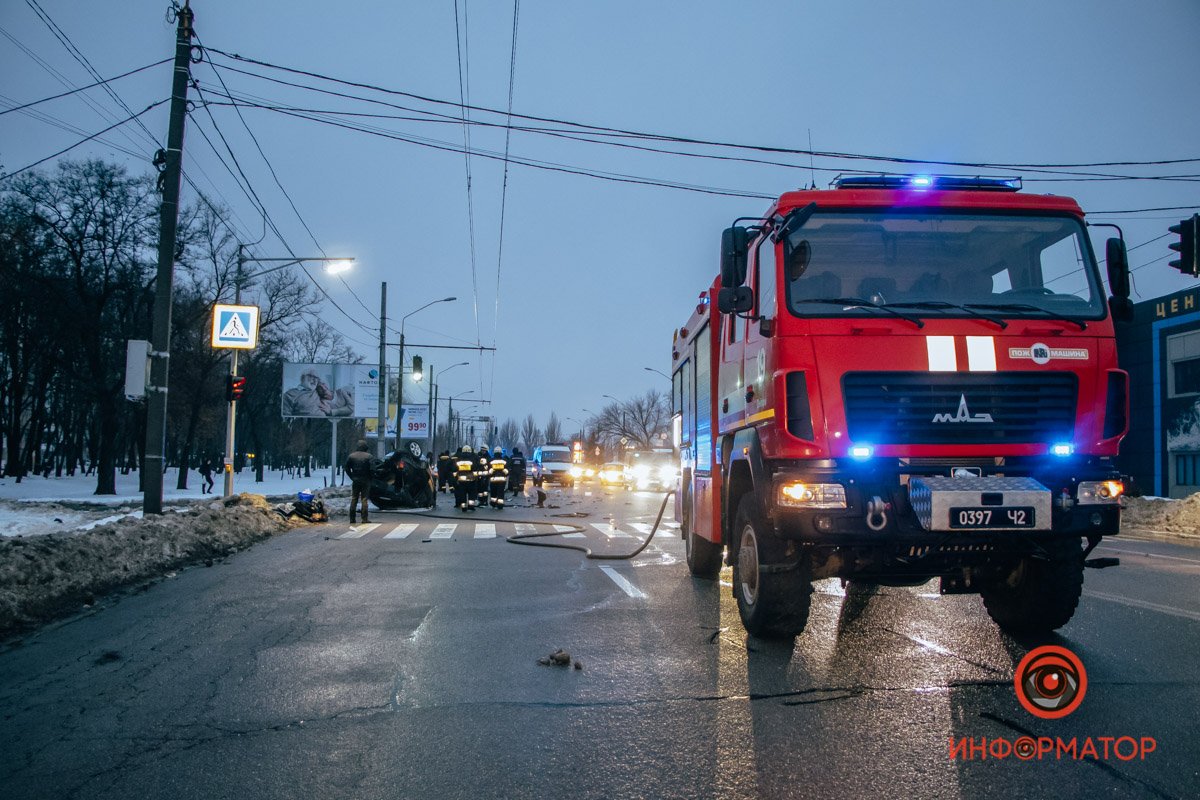 Пожарная машина предотвращала возгорание перевернувшегося авто