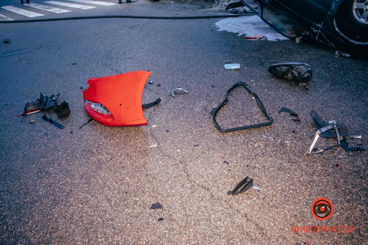 Детали и запчасти на дороге