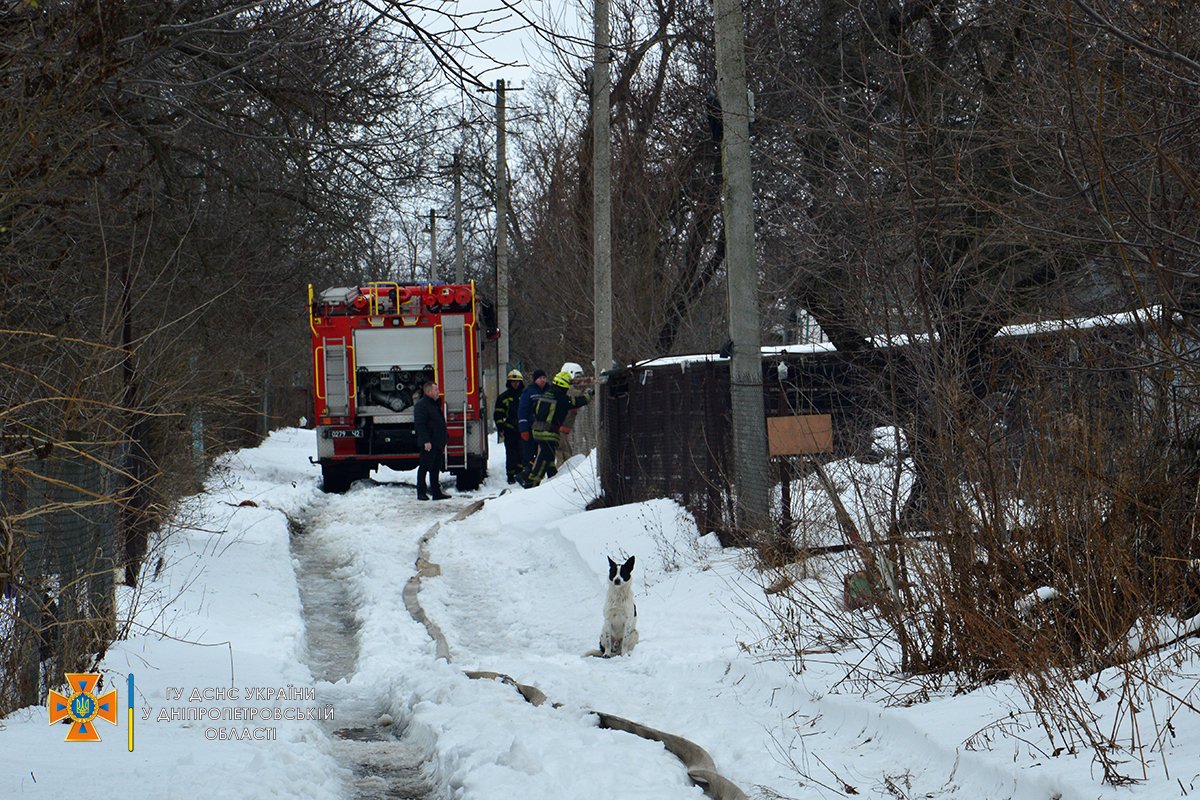 Из-за узкого проезда смогла проехать только одна пожарная машина
