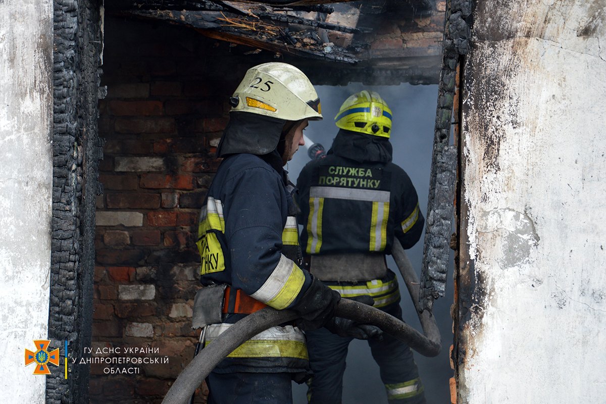 Чтобы потушить дом, спасатели проложили линию из пожарного рукава