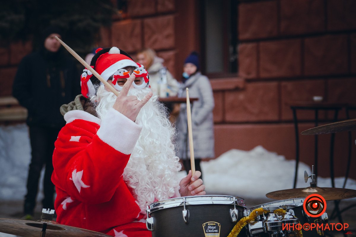 Уличные музыканты развлекают жителей города