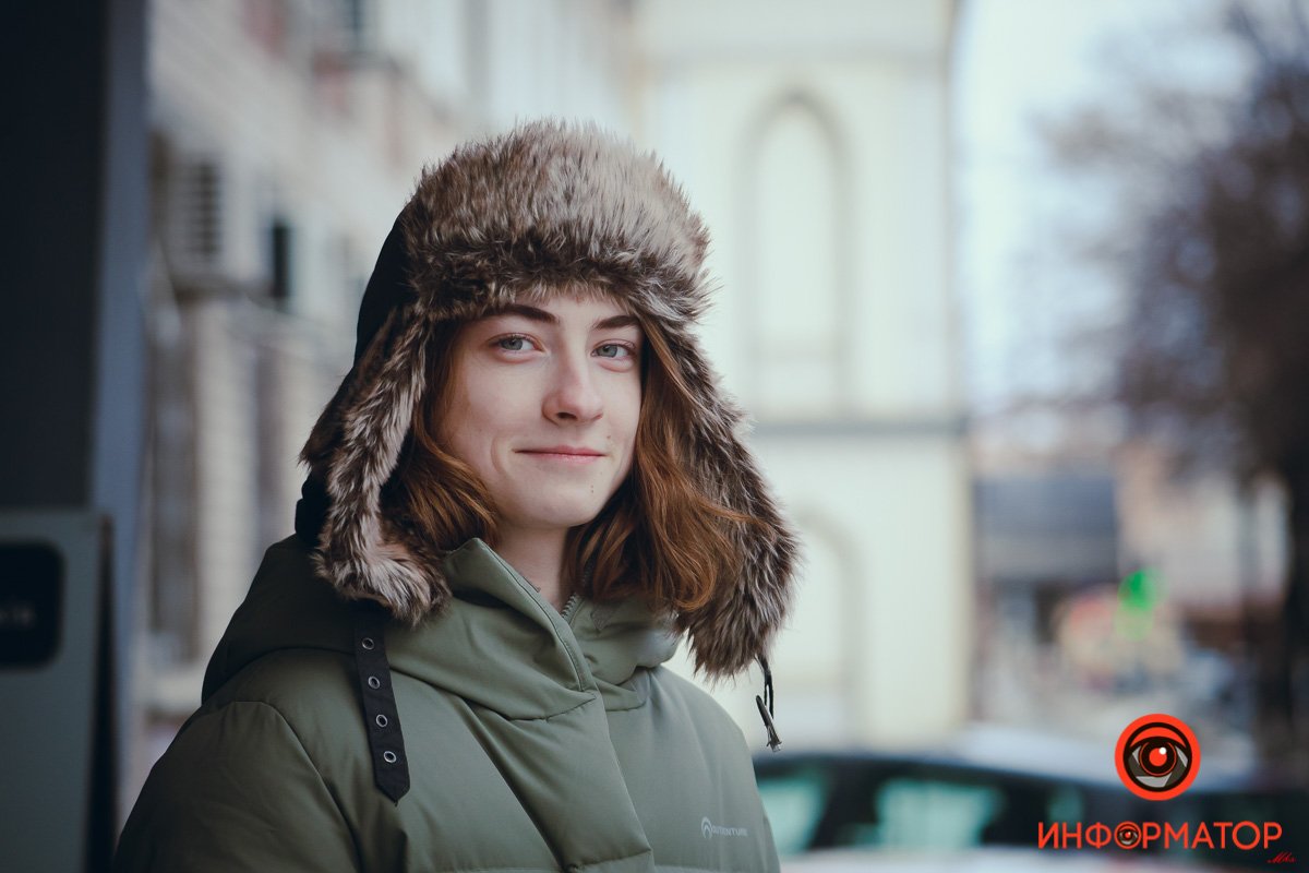 Сегодня хоть и теплее, но про шапки все равно не стоит забывать