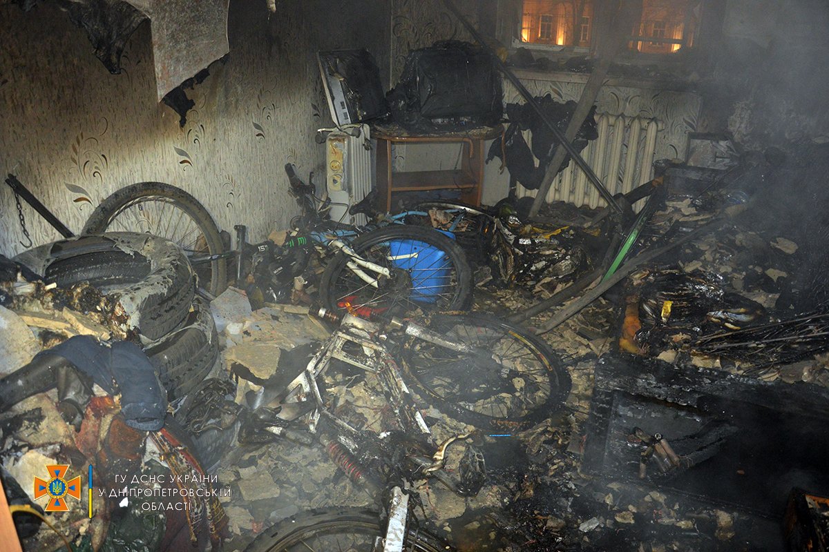 Огонь повредил отделку стен и вещи хозяев Огонь повредил отделку стен и вещи хозяев