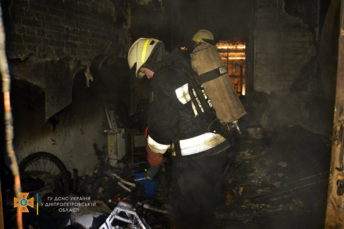 Спасатели ликвидируют огонь Спасатели ликвидируют огонь