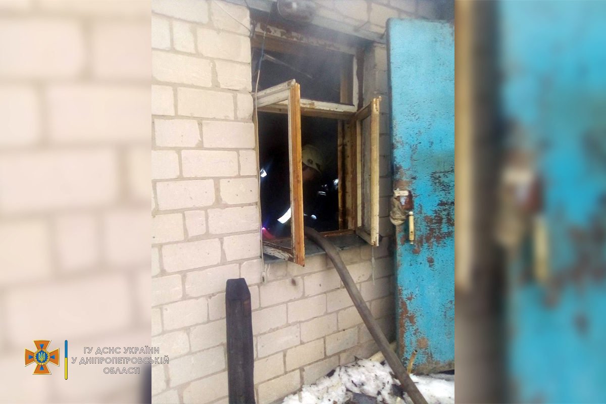 В Днепре на улице Выговского горела пристройка: погиб мужчина 2
