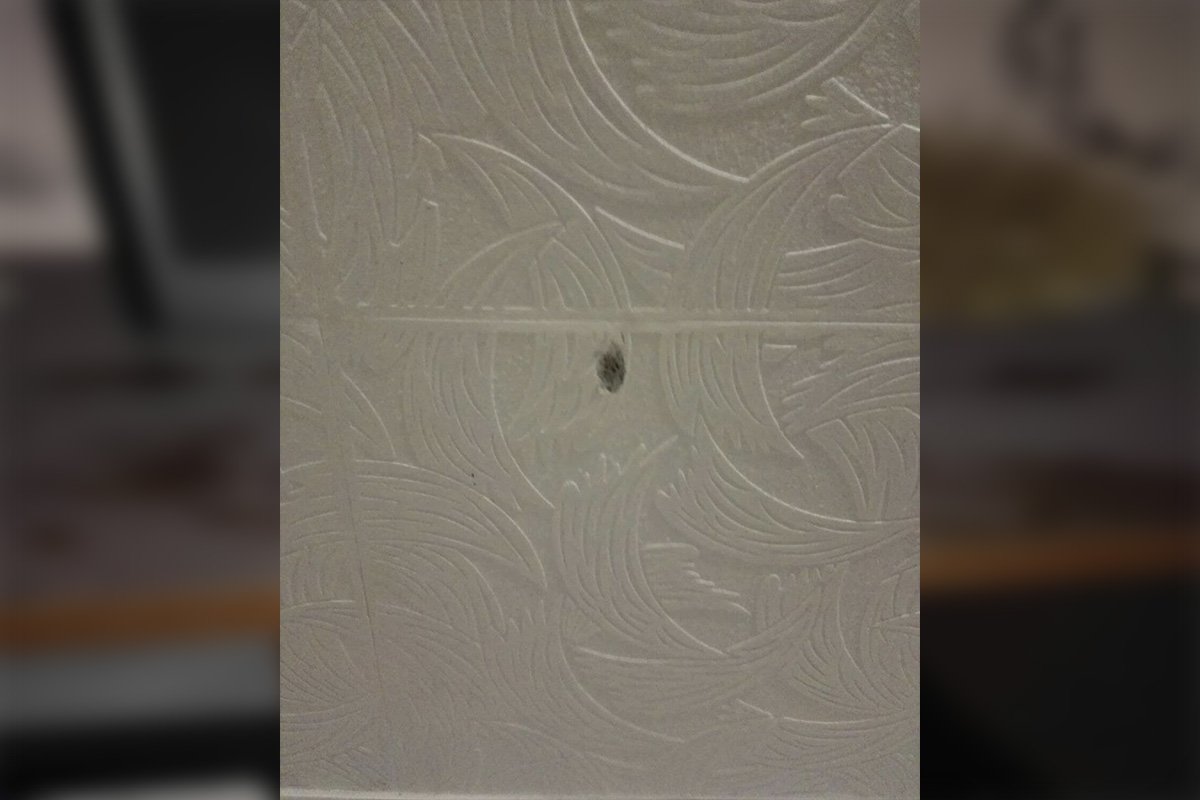 В Марганце фейерверк залетел в окно квартиры 2