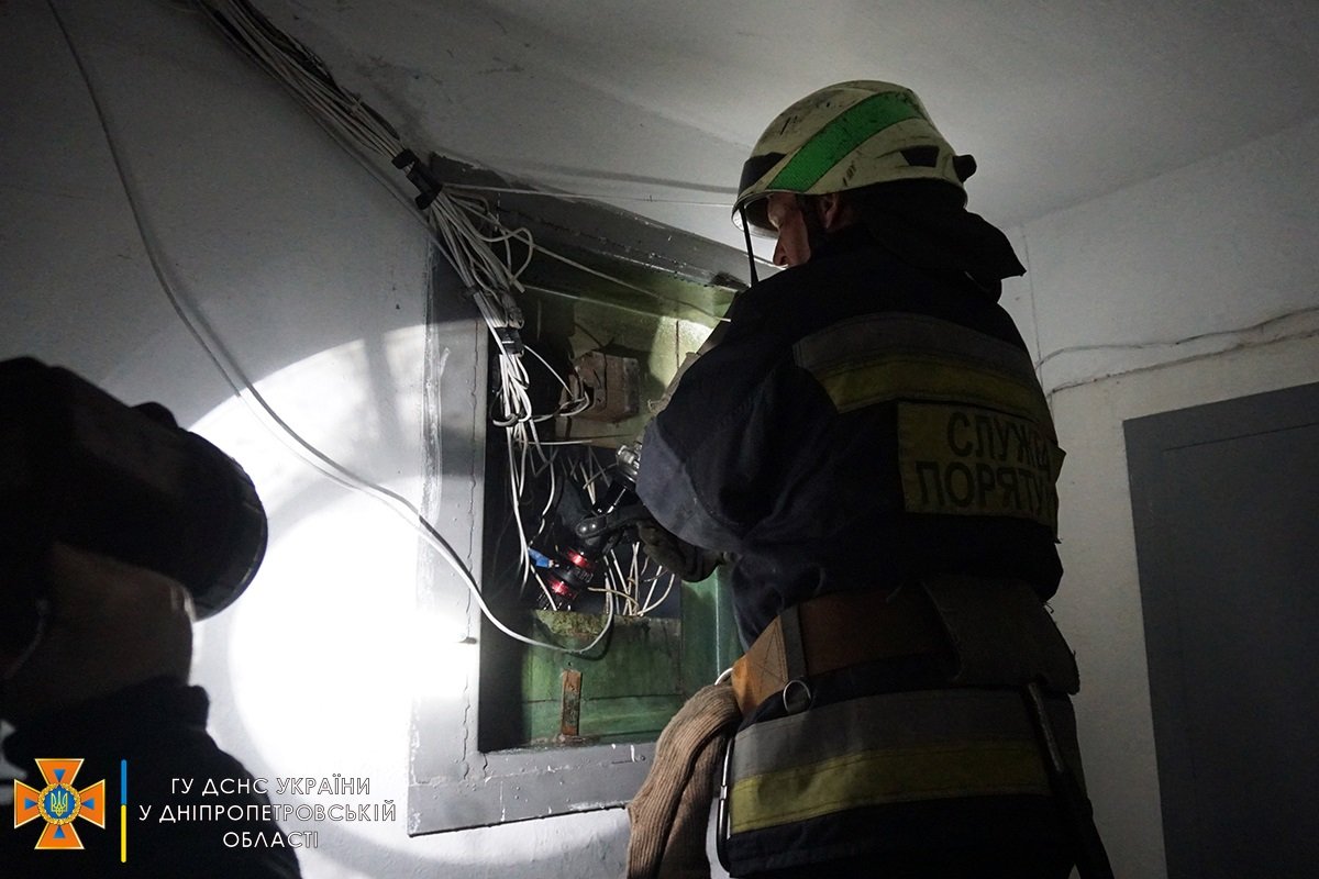 Прибывшие на место спасатели установили, что пожар начался на первом этаже 14-этажного дома в кабельной шахте