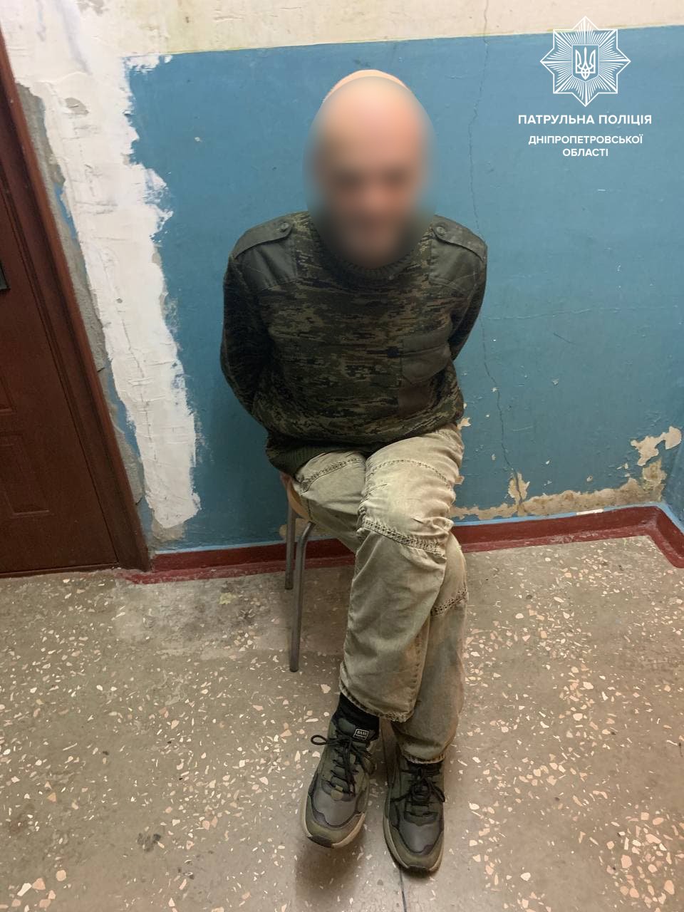 Встретил полицейских с ножом и мечом: у мужчины из Днепра нашли "коллекцию" оружия 1