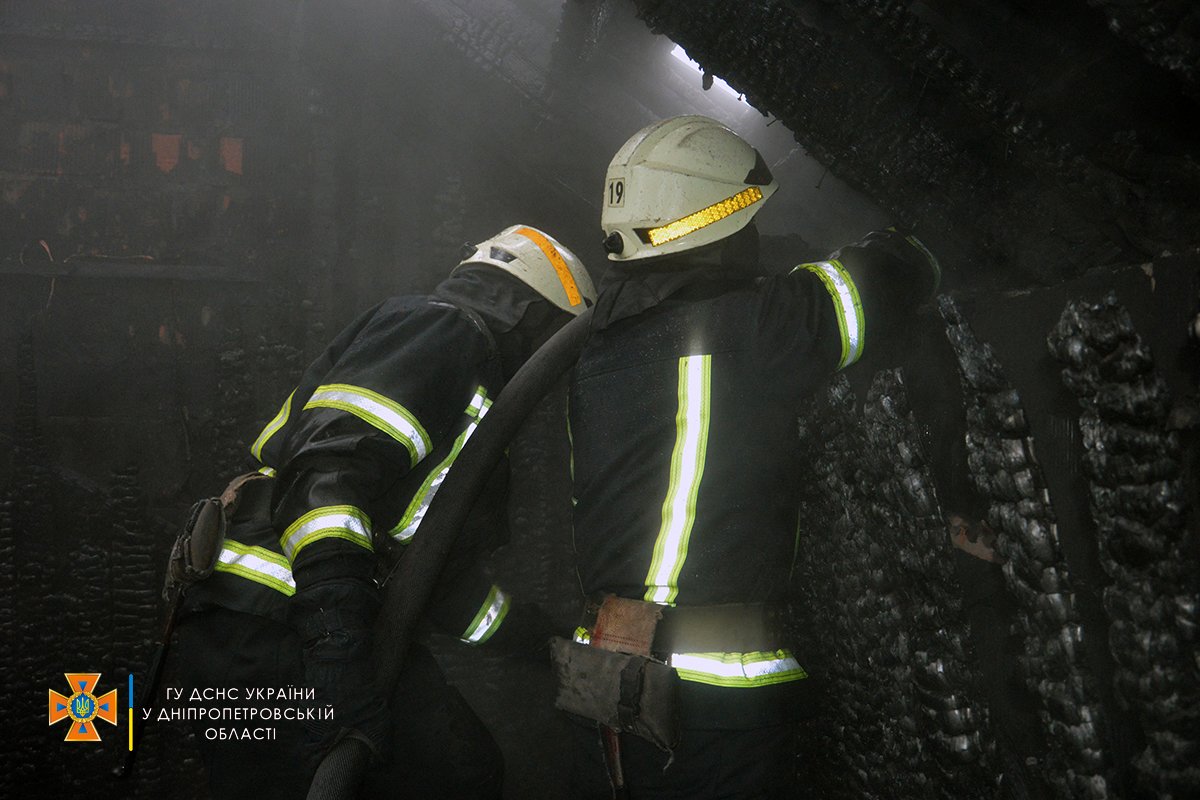 Спасатели ликвидируют огонь