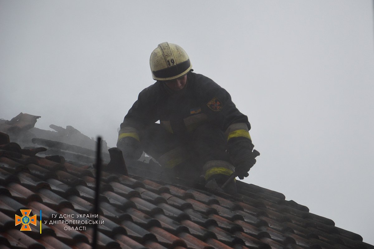 Огонь уничтожил крышу, вещи которые находились внутри общей площадью 40 м²