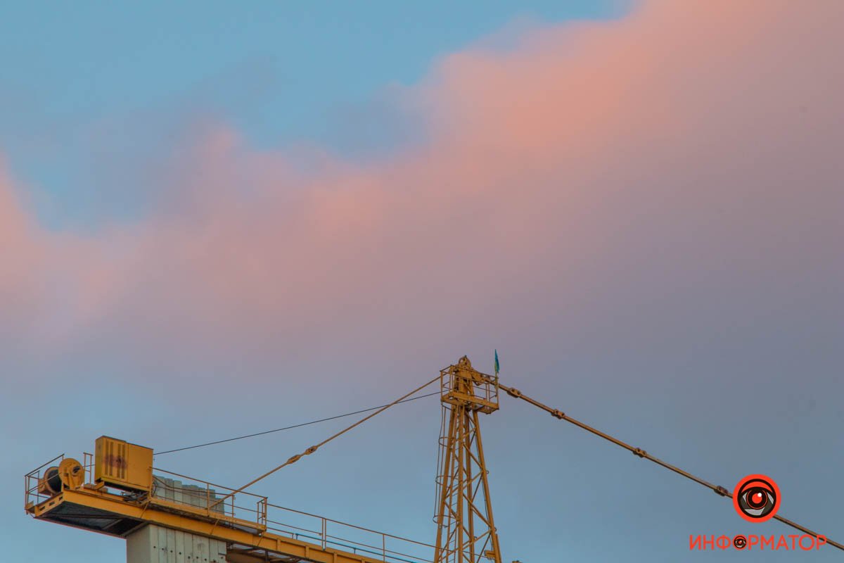 В Днепре розовые облака встретились с белым месяцем накануне Рождества 1