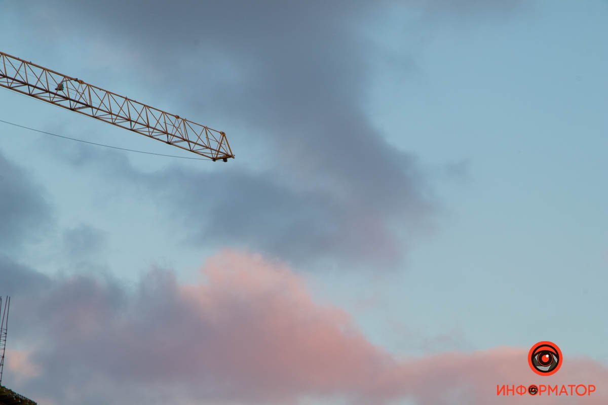 В Днепре розовые облака встретились с белым месяцем накануне Рождества 2