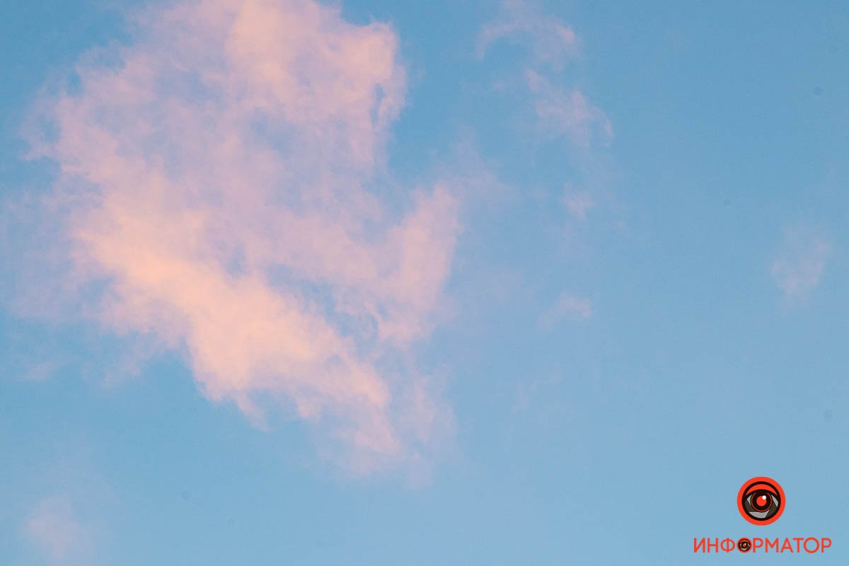 В Днепре розовые облака встретились с белым месяцем накануне Рождества 3