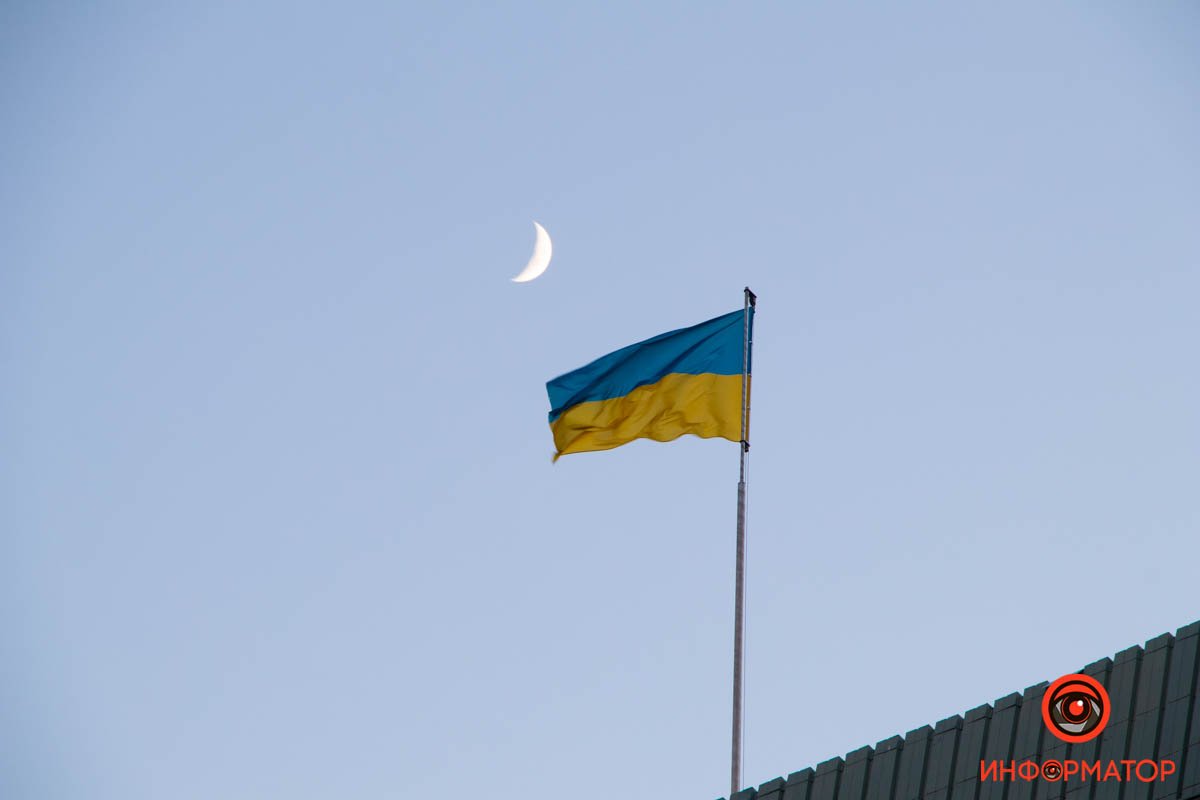 В Днепре розовые облака встретились с белым месяцем накануне Рождества 4