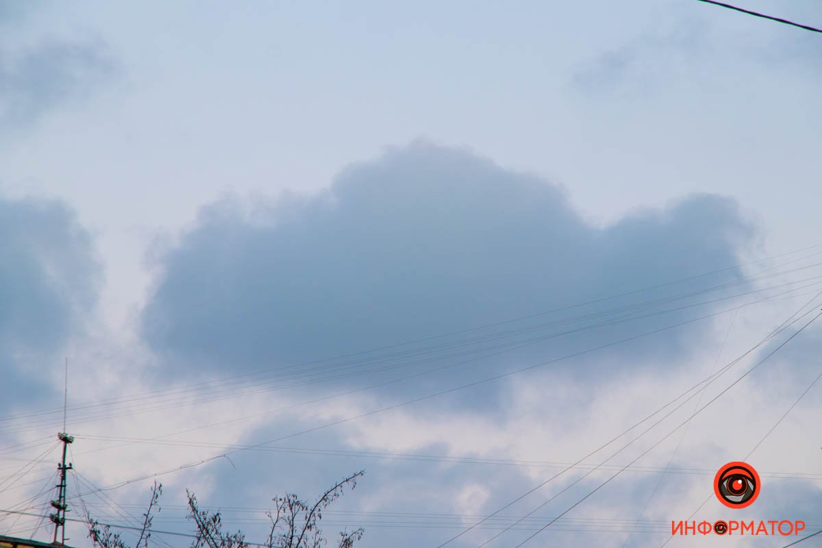 В Днепре розовые облака встретились с белым месяцем накануне Рождества 5