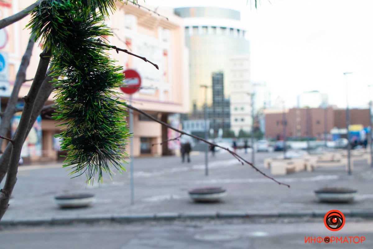 В Днепре розовые облака встретились с белым месяцем накануне Рождества 6