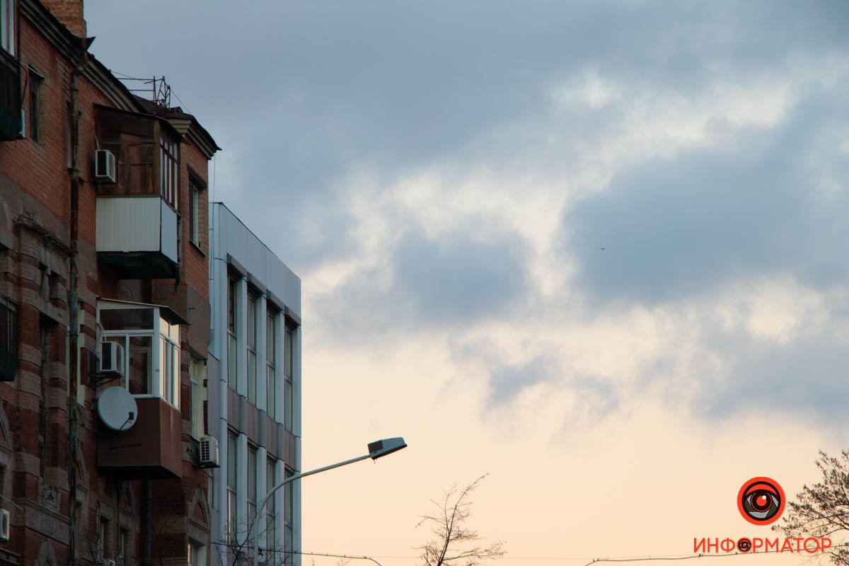 В Днепре розовые облака встретились с белым месяцем накануне Рождества 9