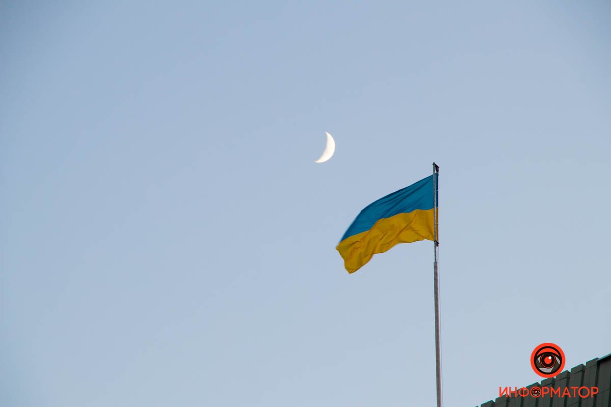 В Днепре розовые облака встретились с белым месяцем накануне Рождества 10