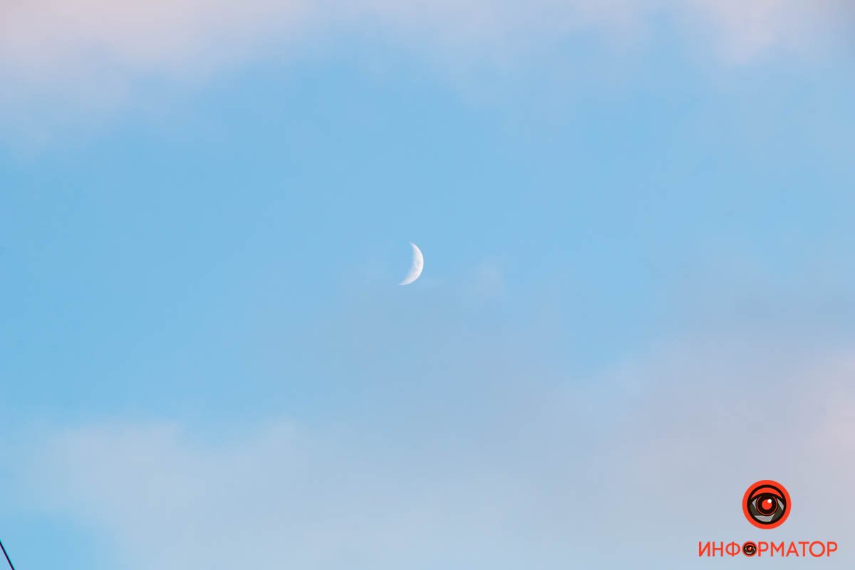 В Днепре розовые облака встретились с белым месяцем накануне Рождества 11
