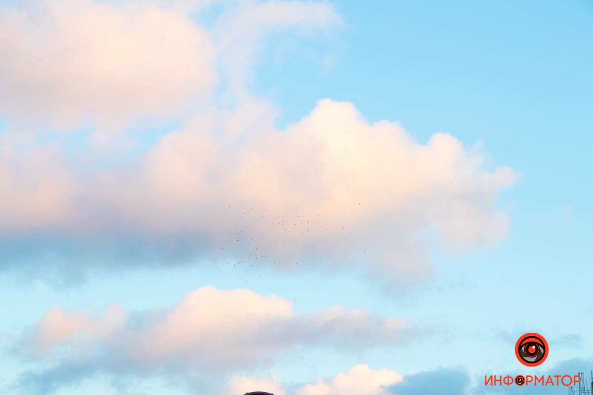 В Днепре розовые облака встретились с белым месяцем накануне Рождества 12