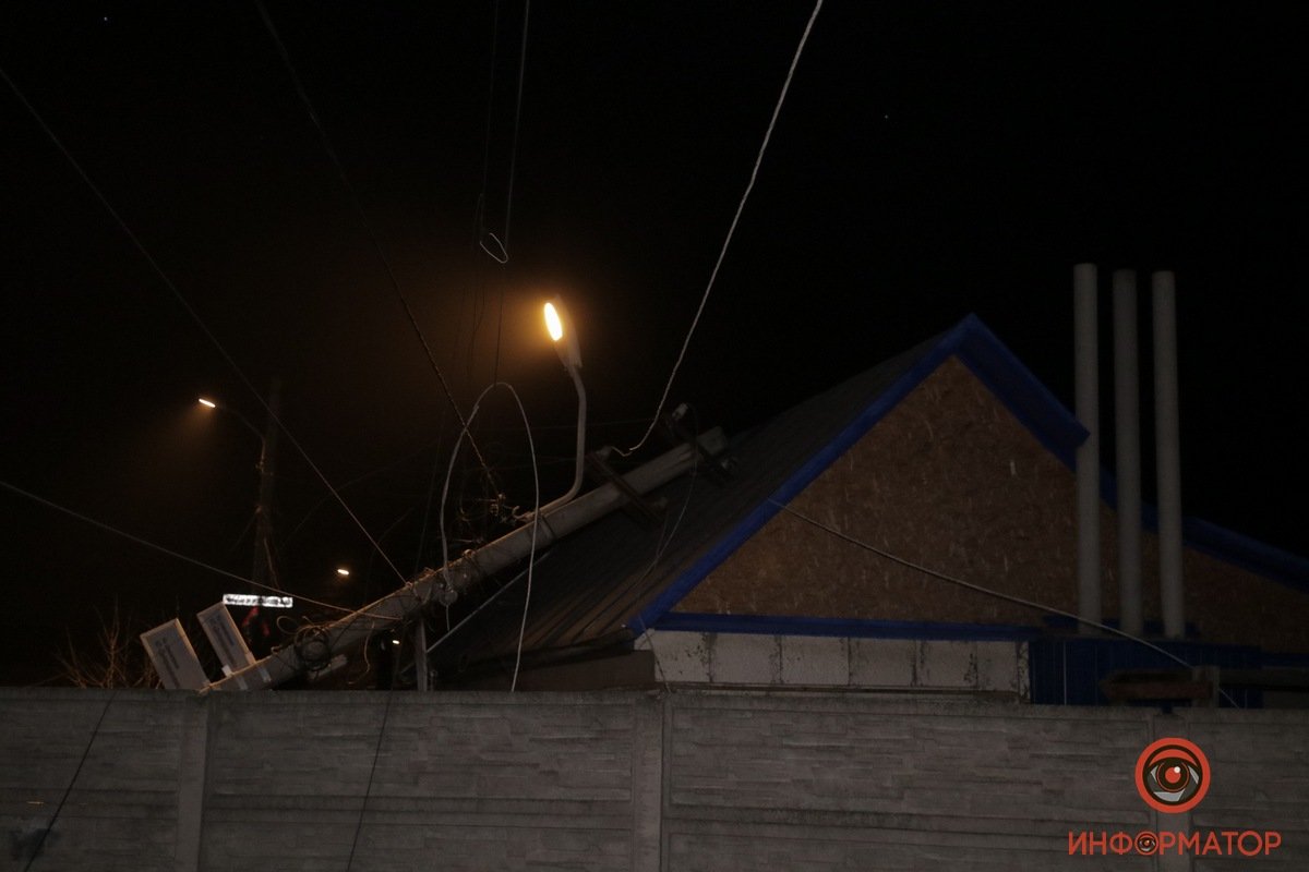 Столб упал на крышу забора