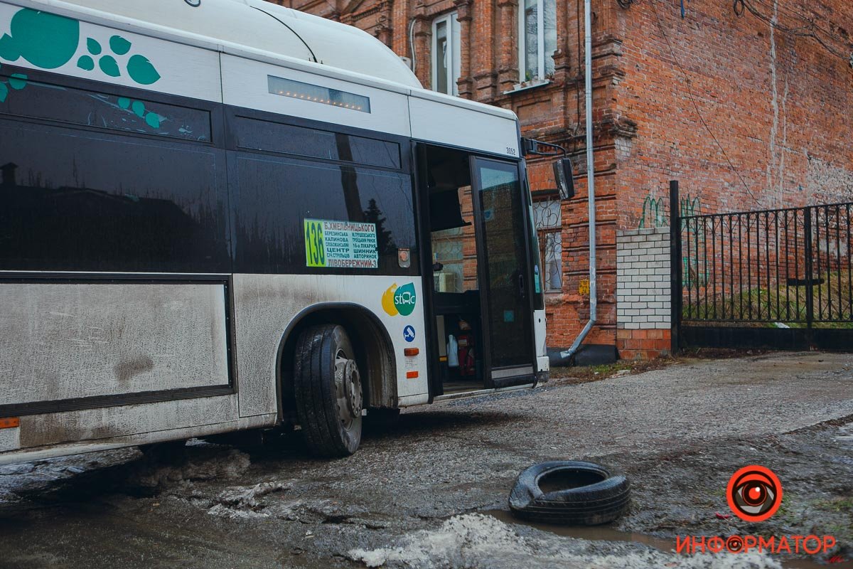 На Сечевых Стрельцов из-за гололеда развернуло автобус: проезд по улице перекрыт