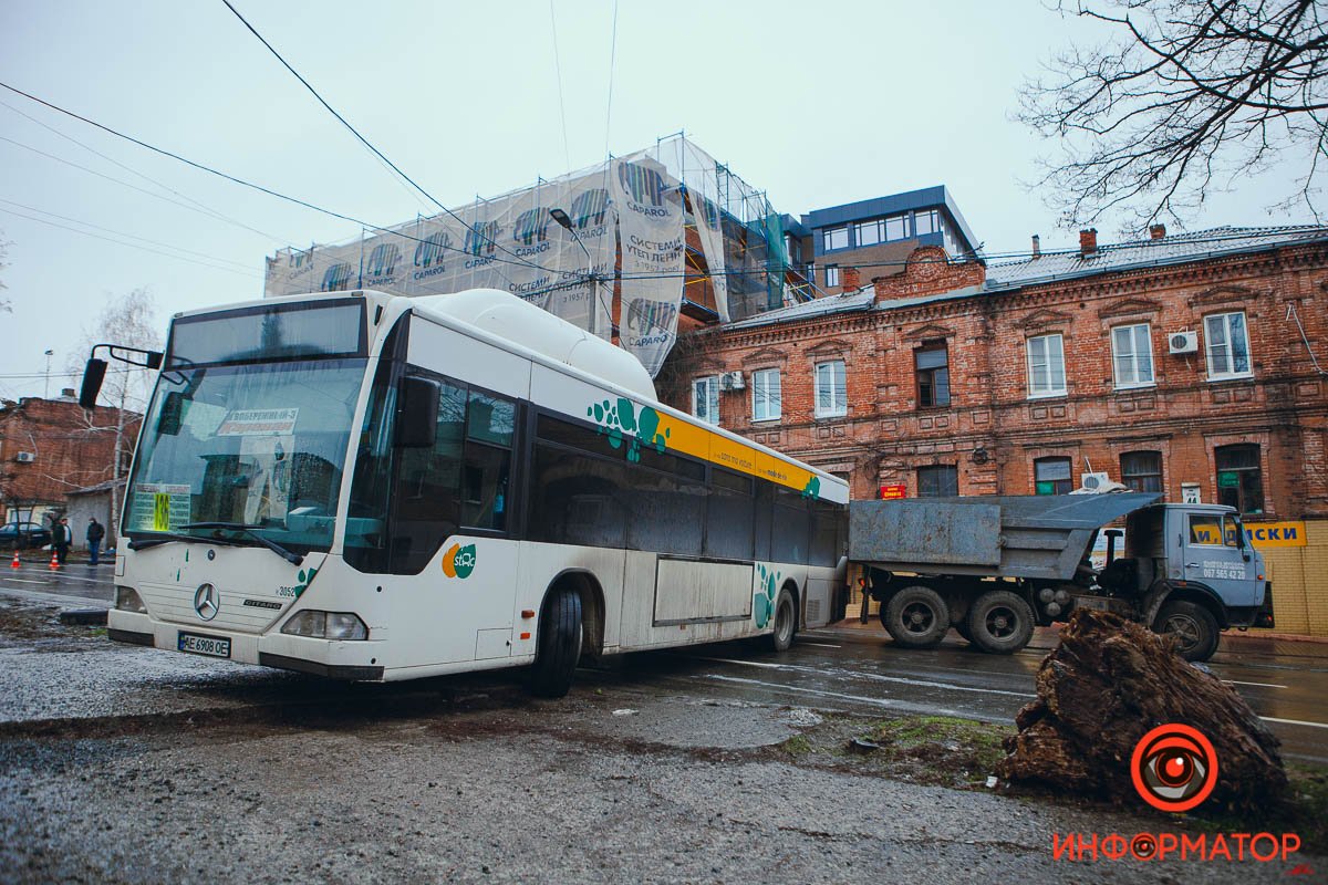 По городу начали работать коммунальные службы и посыпать дороги