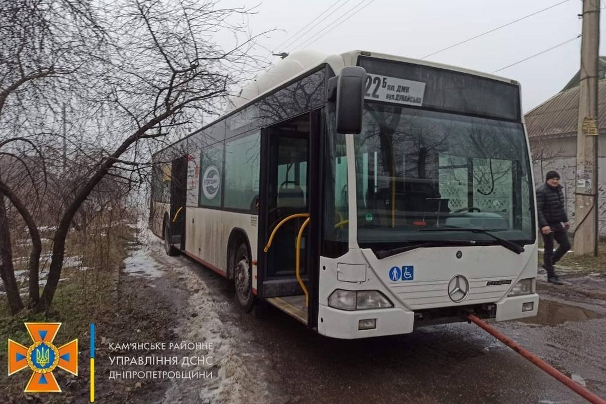 В Каменском на ходу загорелся автобус №22Б