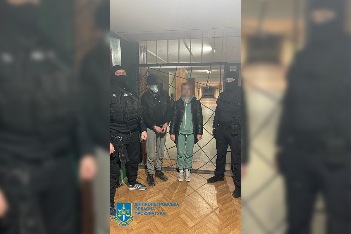 Двое мужчин и женщина проникли в дом к пенсионеру и убили его Двое мужчин и женщина проникли в дом к пенсионеру и убили его