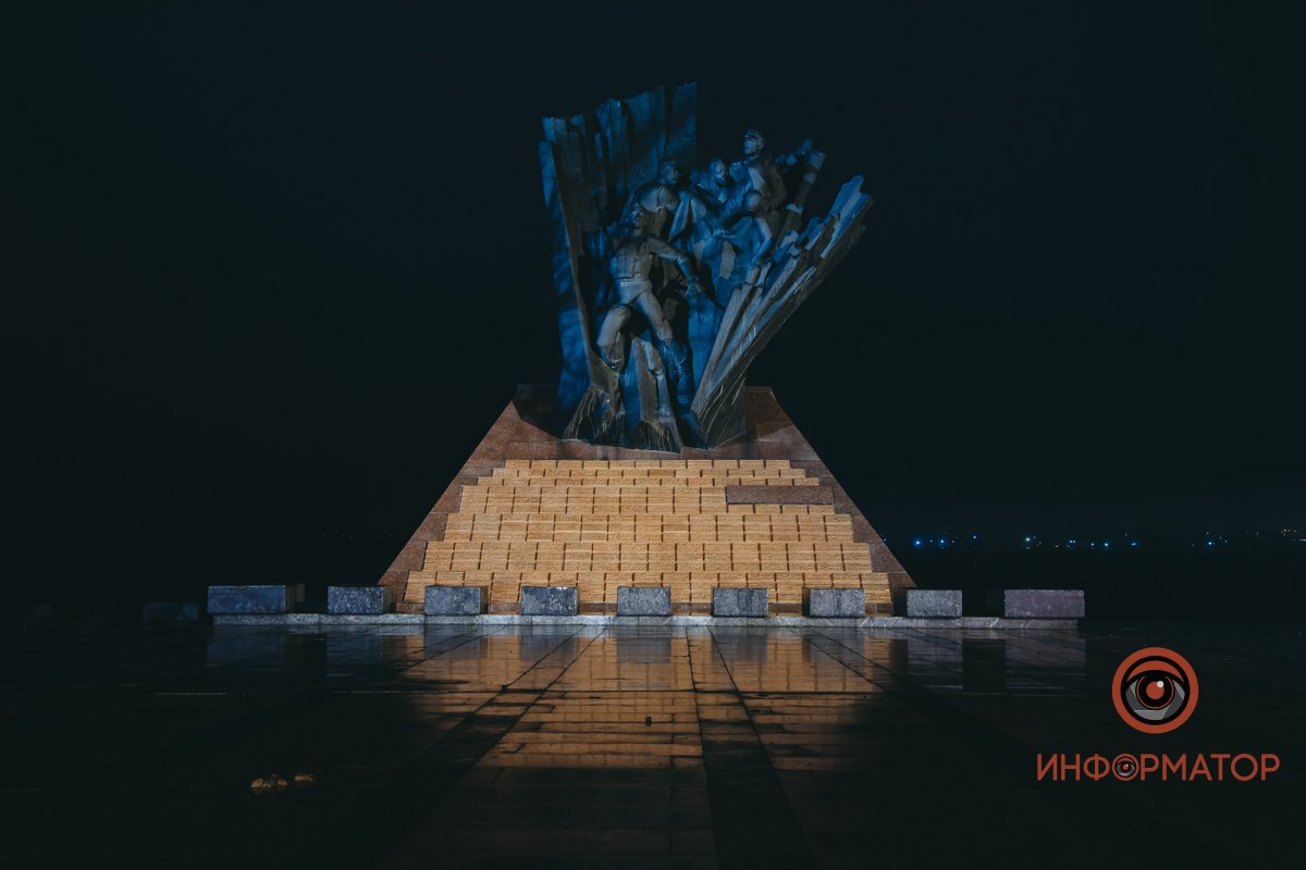 Памятник в огнях