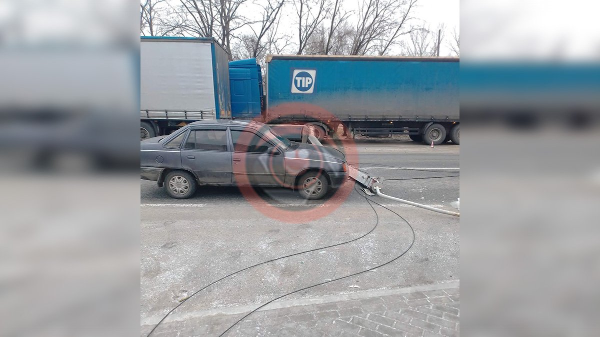 Во вторник, 11 января, на улице Гаванской столб упал на проезжую часть Во вторник, 11 января, на улице Гаванской столб упал на проезжую часть