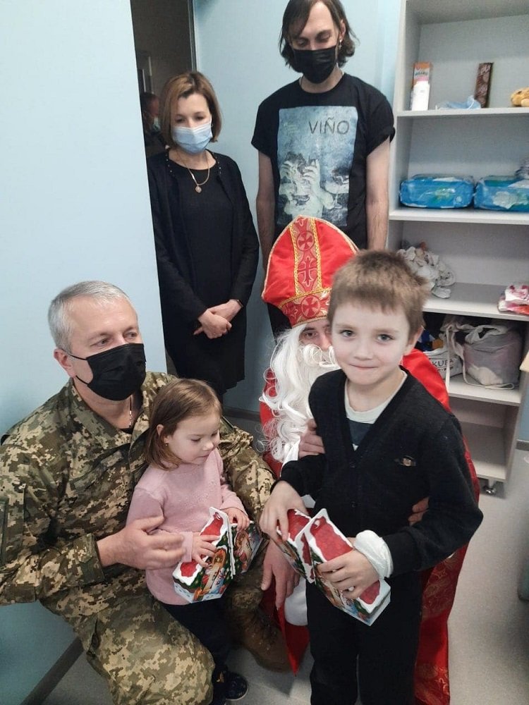 Корпорация "АТБ" передала тысячам детей из "серой" зоны сладкие подарки 3