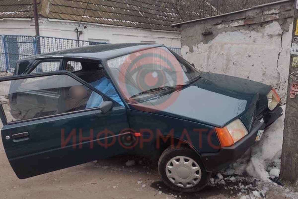 В среду, 12 января, в Солнечном переулке автомобиль ЗАЗ врезался в столб В среду, 12 января, в Солнечном переулке автомобиль ЗАЗ врезался в столб