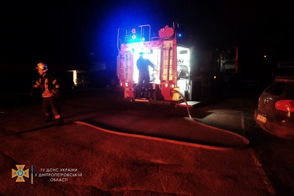 Огонь уничтожил Chevrolet, а также повредил бампер припаркованного рядом Nissan Note Огонь уничтожил Chevrolet, а также повредил бампер припаркованного рядом Nissan Note