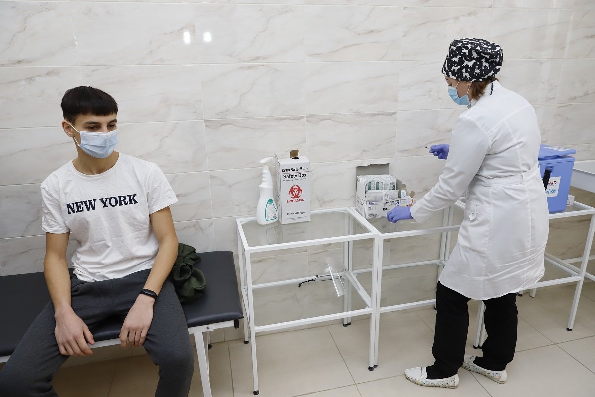 Как в Днепре проходит вакцинация подростков против COVID-19 1