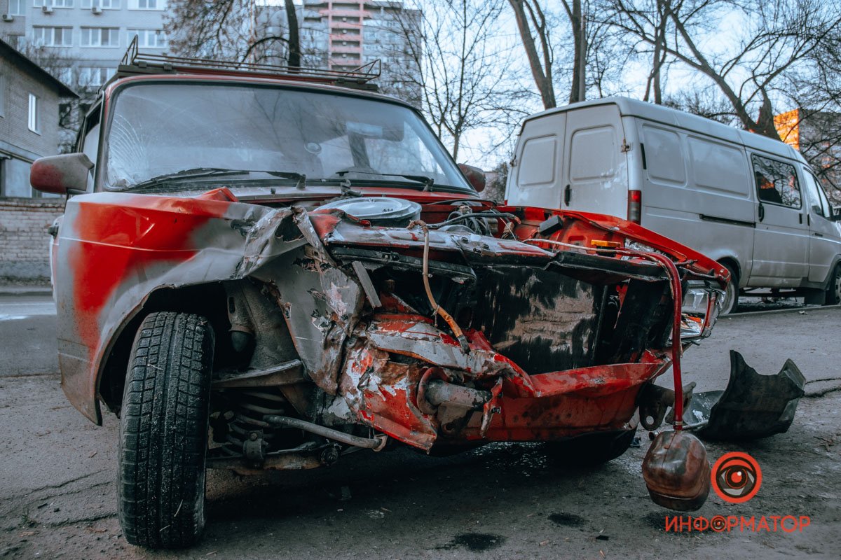 По предварительной информации, ВАЗ двигался по улице Макарова со стороны Надежды Алексеенко По предварительной информации, ВАЗ двигался по улице Макарова со стороны Надежды Алексеенко