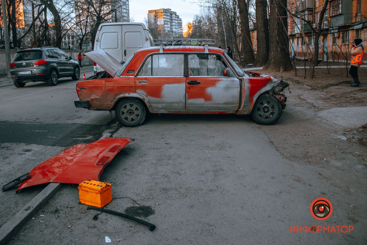 Машину оттащили на тротуар Машину оттащили на тротуар