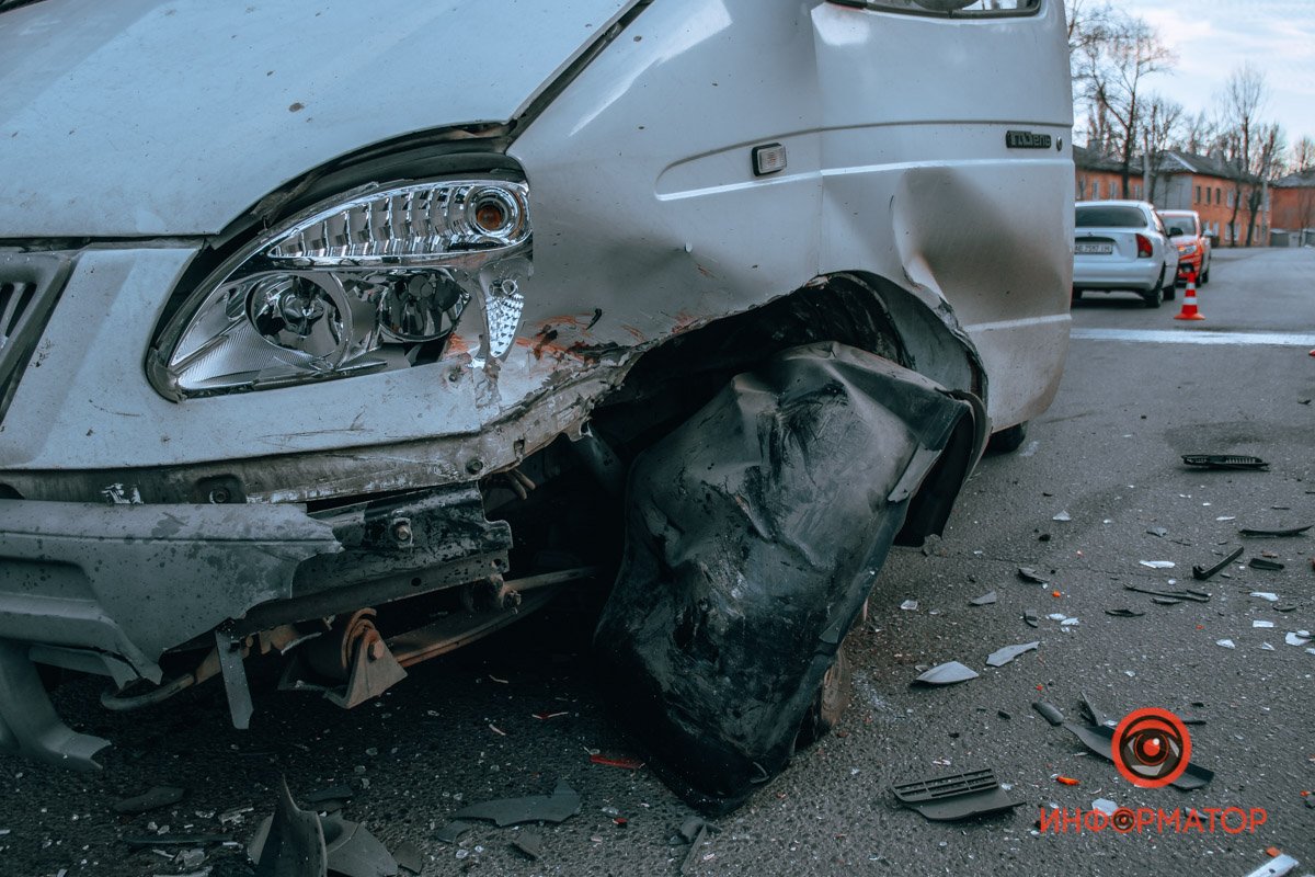 ГАЗель около тротуара ГАЗель около тротуара