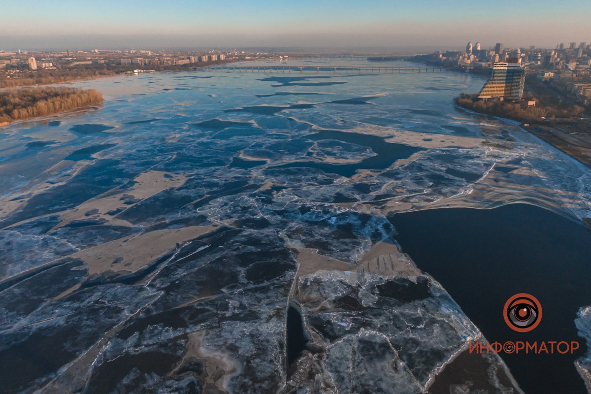 и скольжу я на льду.